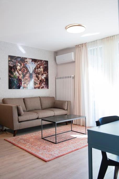 Madrid: A Modern 2-Bedroom Apartment With Parking Sofie Exteriér fotografie